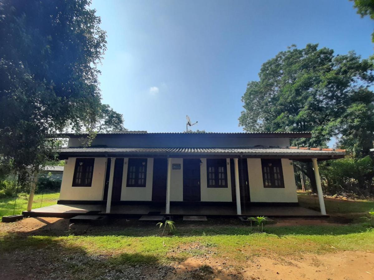 Katagamuwa Rest Hotel Kataragama Buitenkant foto