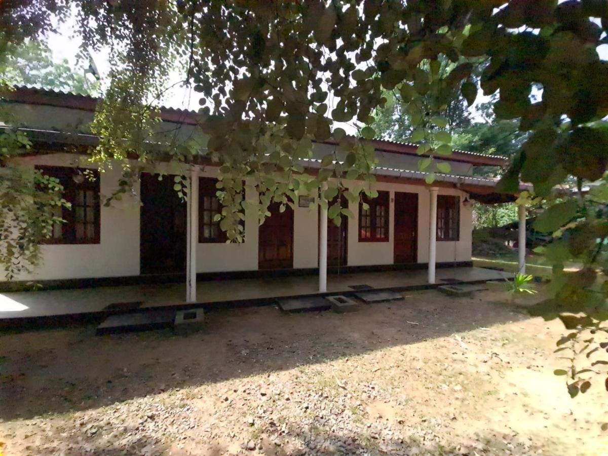 Katagamuwa Rest Hotel Kataragama Buitenkant foto