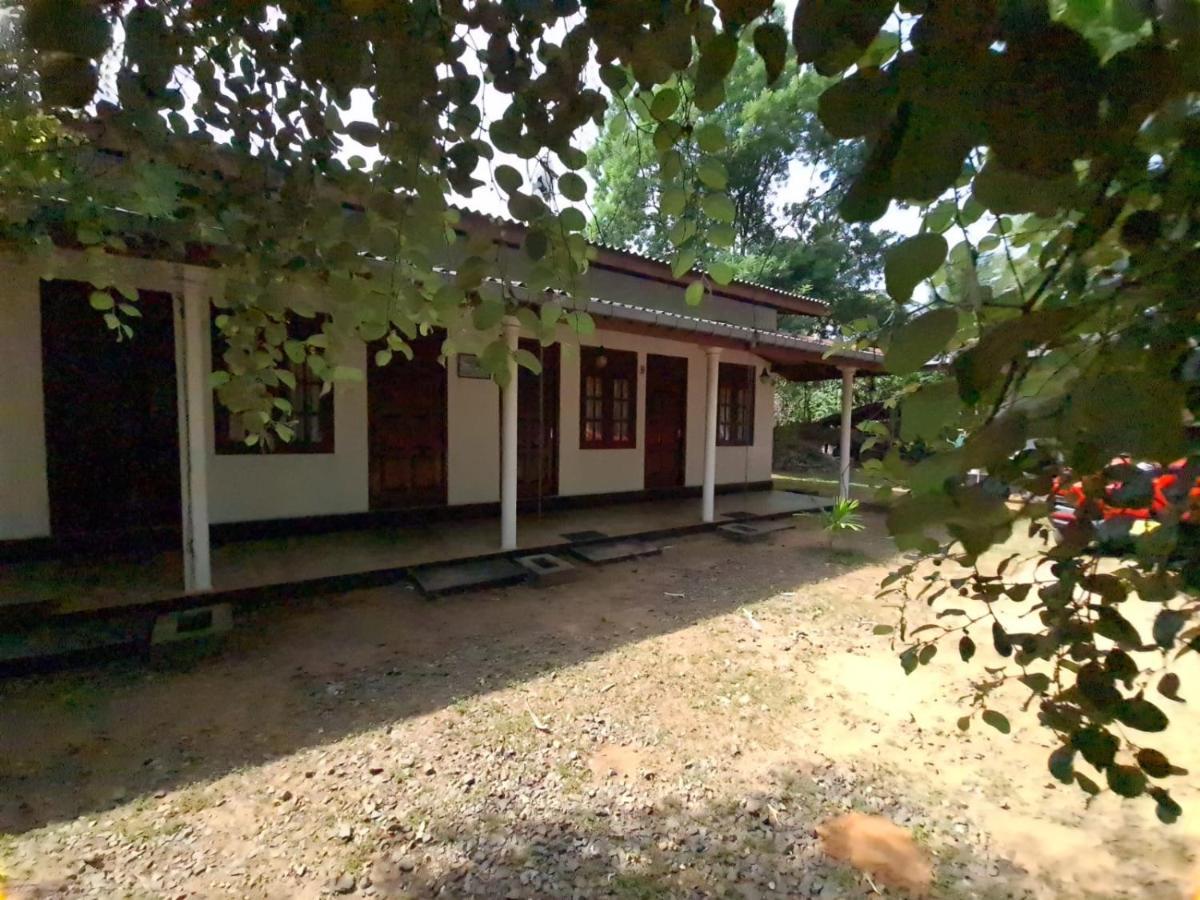 Katagamuwa Rest Hotel Kataragama Buitenkant foto